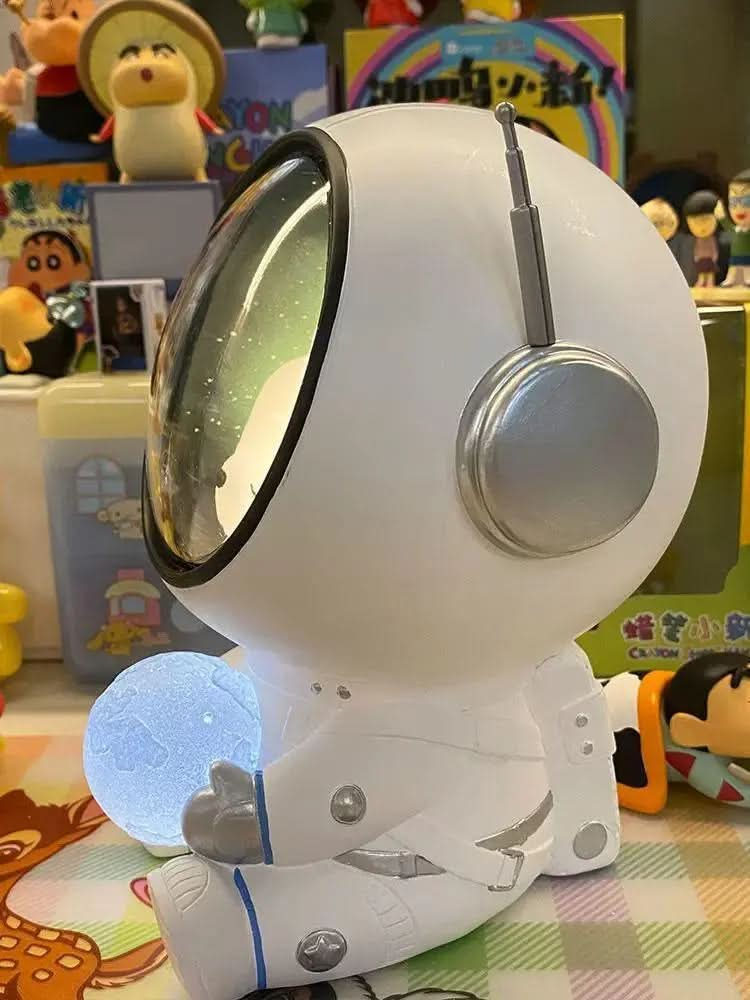 Cosmic Glow Astronaut Table Lamp - Luneo